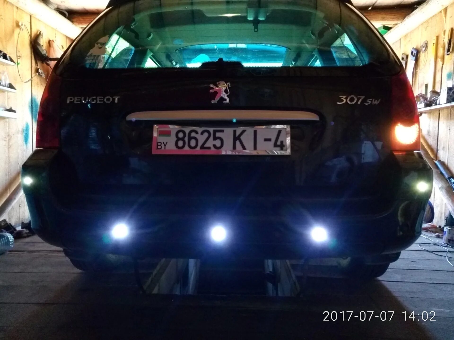 Peugeot 308 свет заднего хода. Задний ход Пежо 308. Задний ход Пежо 307. Ходовые лампы Пежо 307.