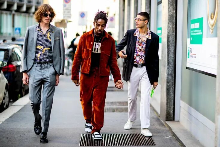 Какой сейчас модный стиль одежды Showgoers Wore All Sorts of Camp Shirts at Milan Men's Fashion Week Mens street 