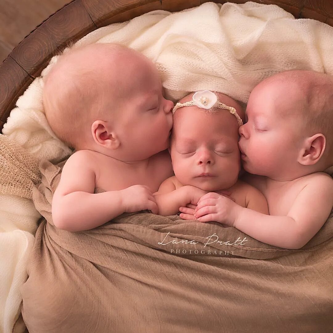 Родились двойняшки. Новорожденные Близнецы. Новорожденные двойняшки. Новорожденные тройняшки. Двойня Новорожденные.