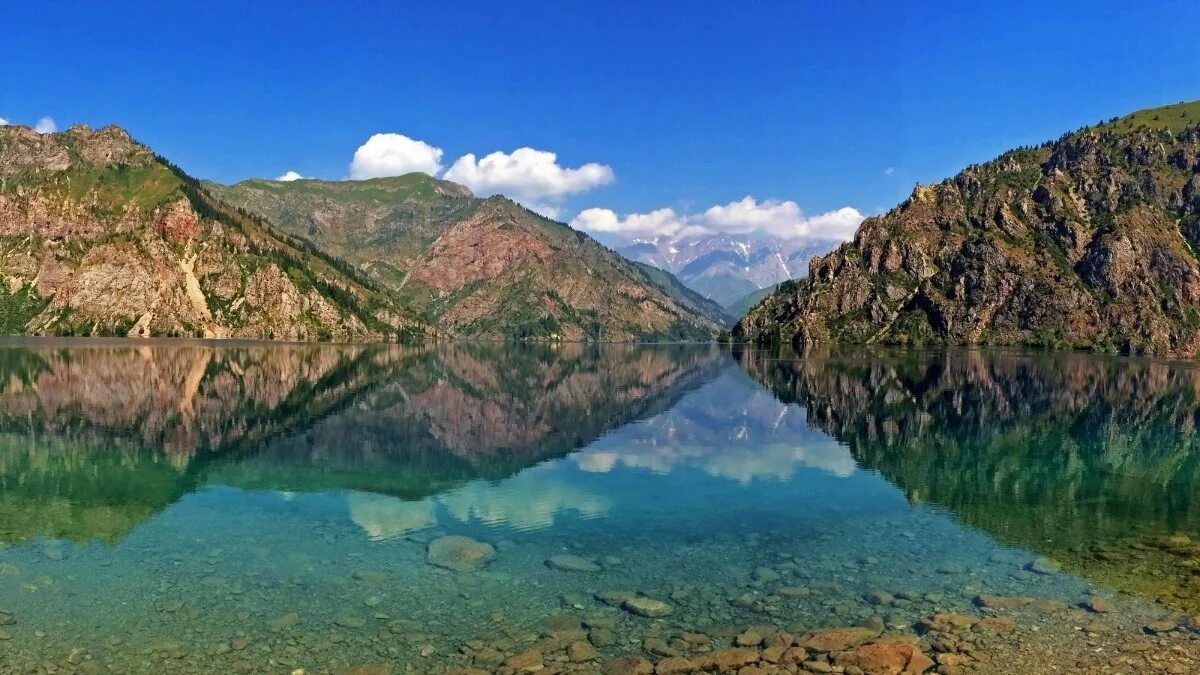 Озеро Сары Челек. Киргизия Сары Челек заповедник. Озеро Сары-Челек Киргизия. Природа Кыргызстана Сары Челек. Семь озер вода