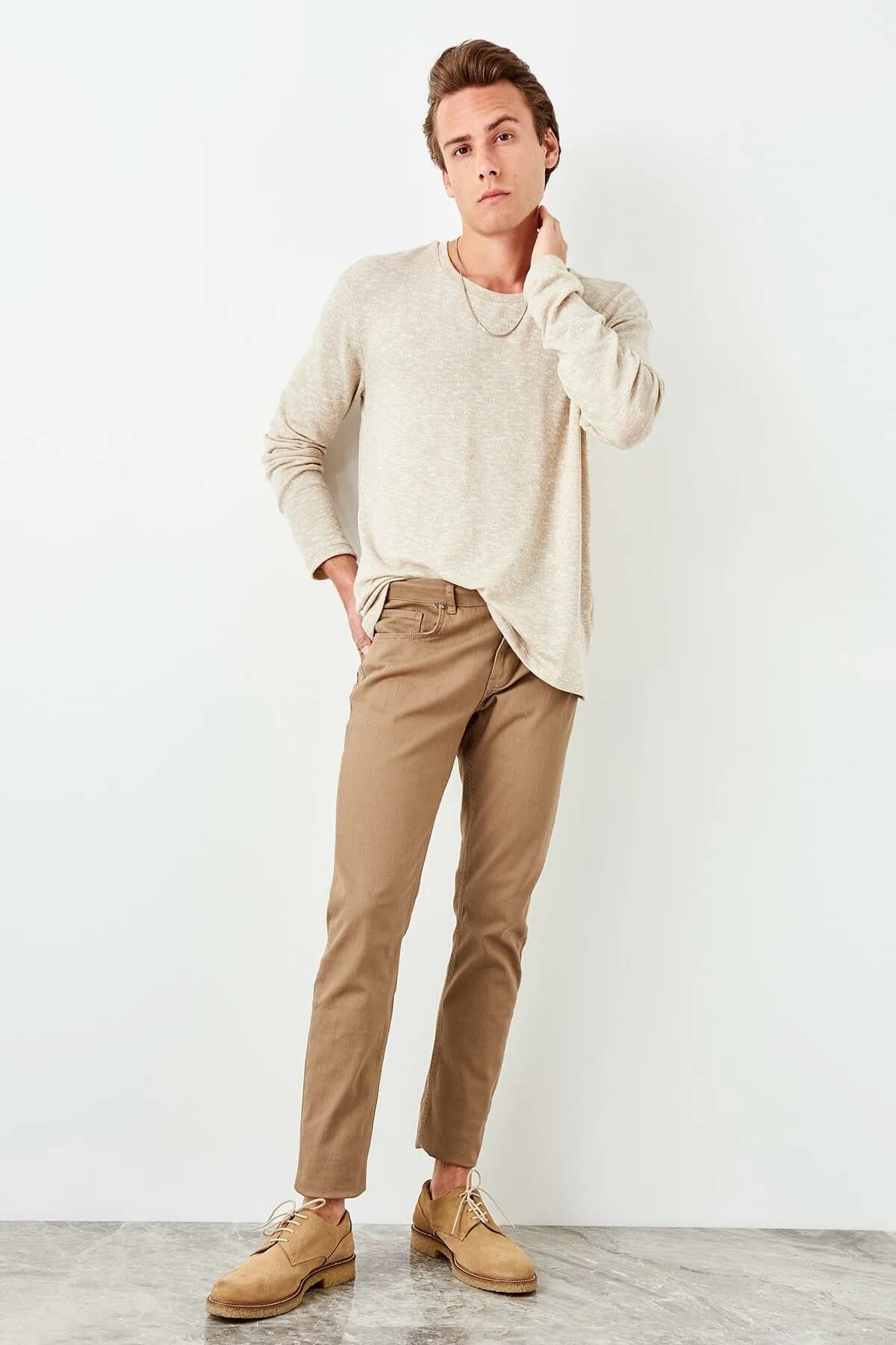 Бежевые брюки и белая рубашка. Мужская рубашка бежевая. Бежевые брюки мужские. Брюки с голубой рубашкой. Рубашка к бежевым брюкам.