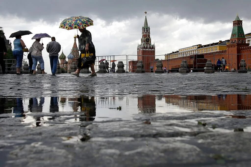 Ближайшее время дождя. Дождь в Москве. Кремль дождь. Пасмурный день в Москве. Дождик в Москве.