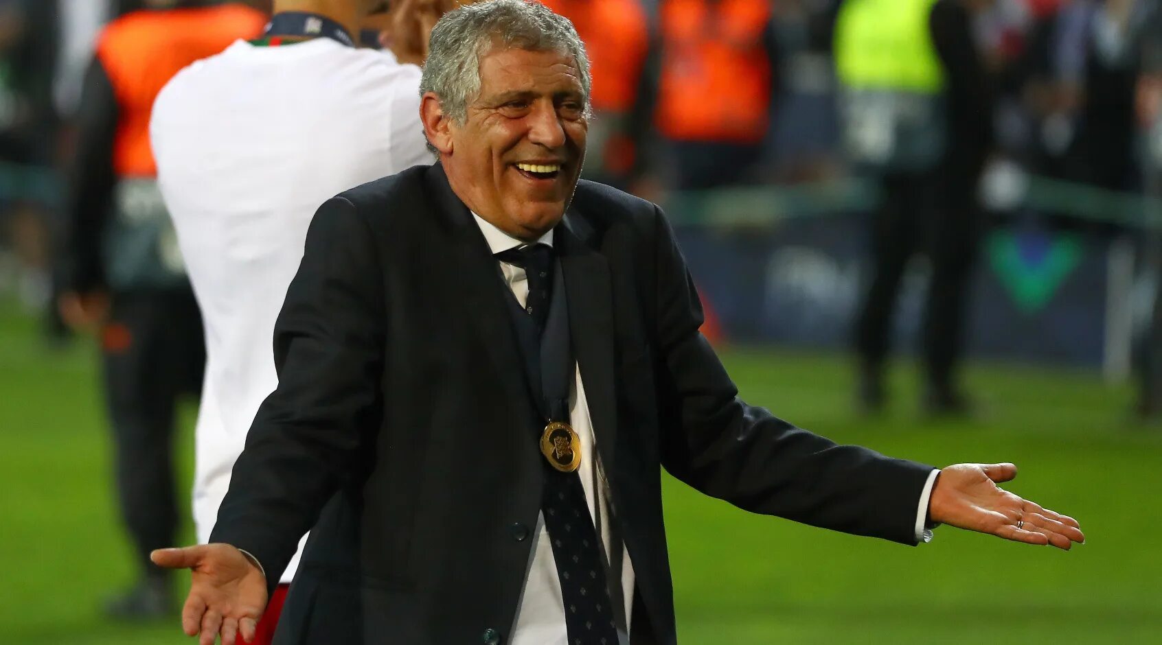 Фернанду сантуш тренер сборной португалии чемпиона европы 2016. Фернанду сантуш тренер. Паулу сантуш футболист. Фернанду сантуш. Жезуалду феррейра футбольные тренеры португалии.