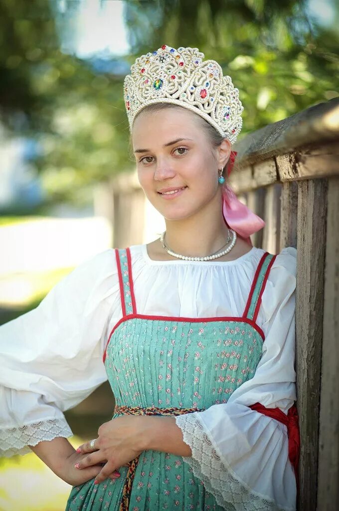 Петровские смотрины невест всея Руси. Русские красавицы в сарафанах. Русский костюм. Девушка в руско-народном костюме.