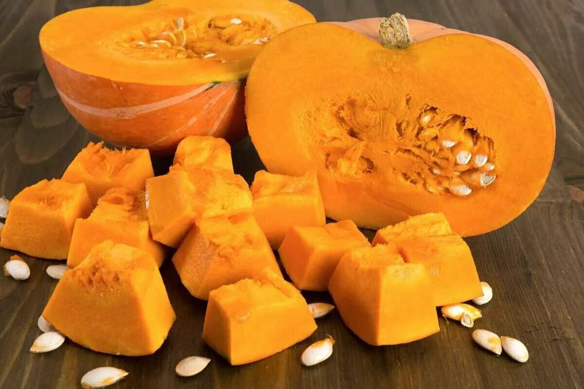 Можно ли есть зеленую мякоть тыквы. Тыква резаная. кусок тыквы. тыква порезанная. тыква в разрезе.