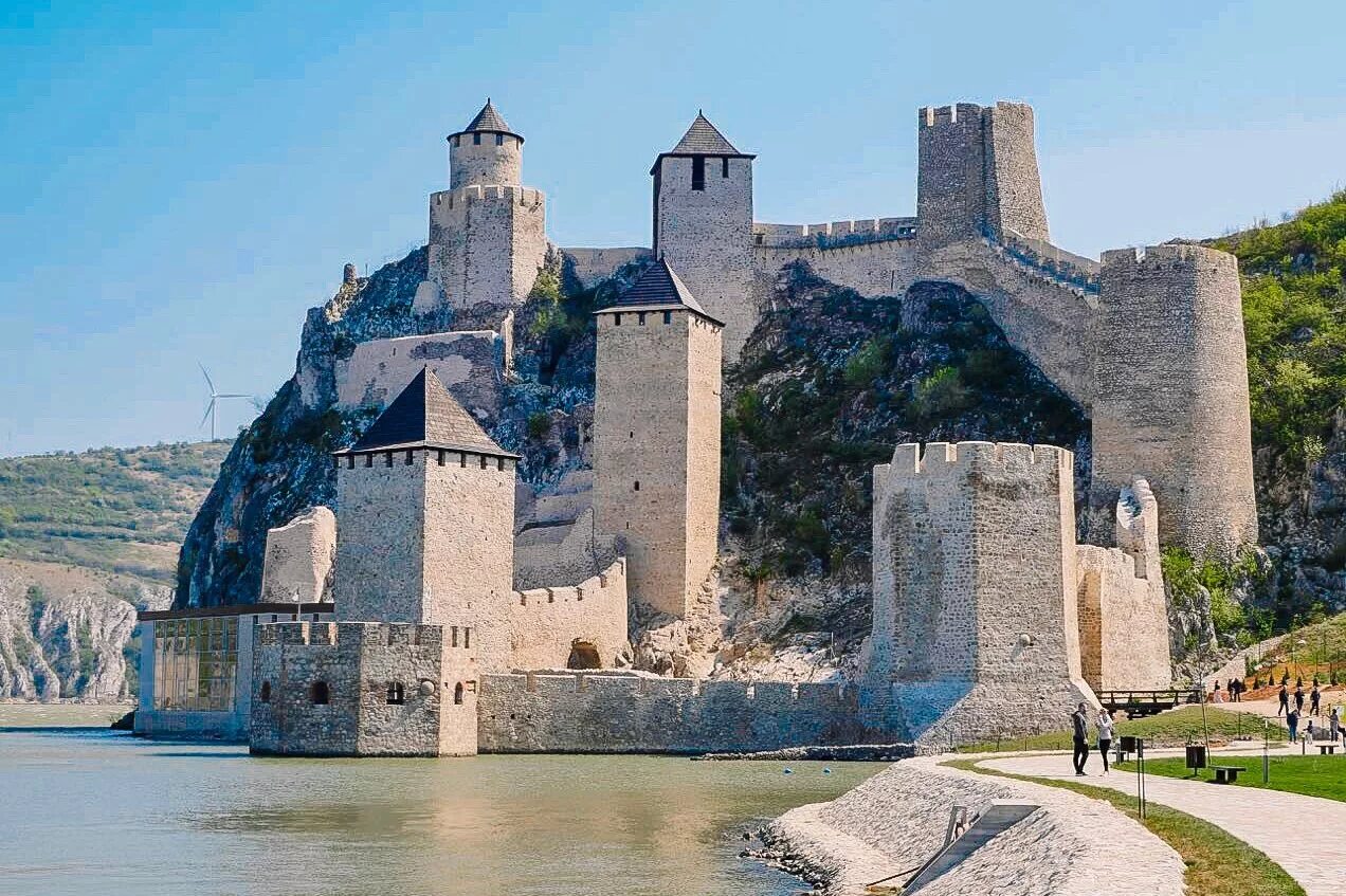 Голубацкая крепость. Голубац Сербия. Замок Голубац Сербия. Крепость Ламберт. Самая крупная крепость из сохранившихся и действующих