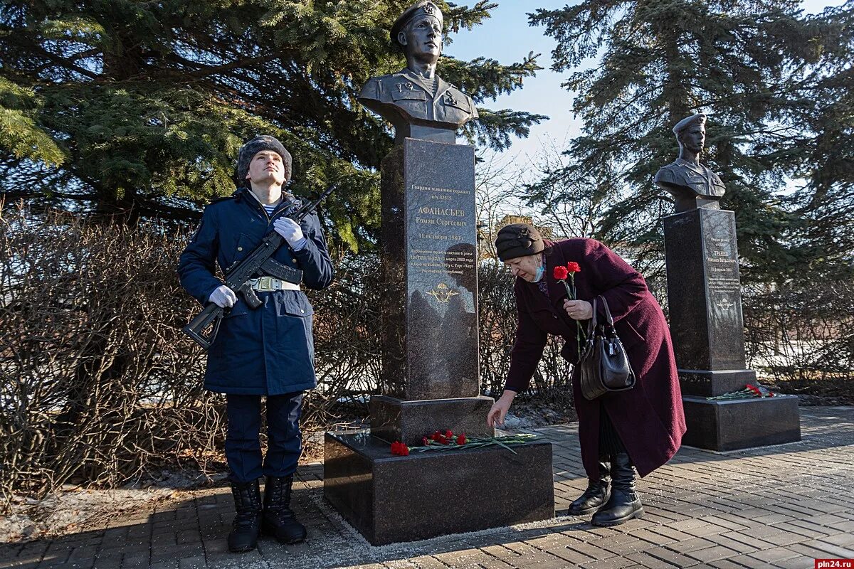 День памяти 6 роты. Высота 776 в Пскове. Псков 6 рота погибшая в 2000 году. Памятники погибшим 6 роты.