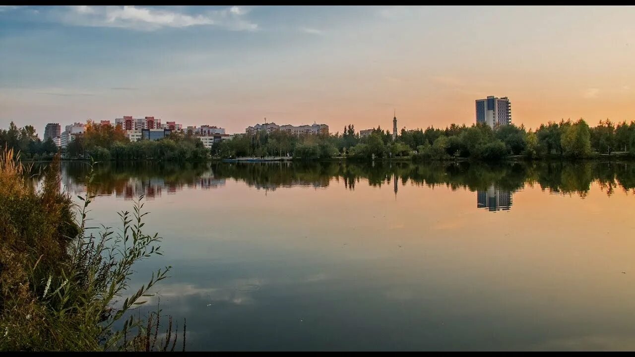 Пруд победа. Парк Победы Казань озеро. Парк Победы Казань пруд. Парк Победы Омск озеро. Озеро в парке Победы Казань.