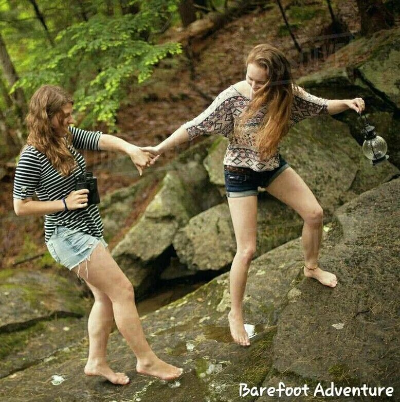 Парень с битой и девушки. Она чистит манго босая хулиганка. Она чистит манго босая хулиганка. Хулиганка. 2 маши босая клип.