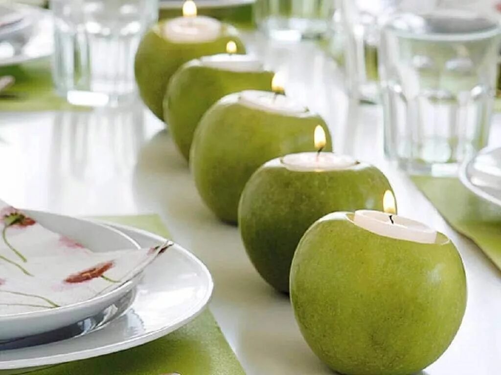 Украшенные яблоки. Яблоки в декоре интерьера. Яблочный декор на стол. Зеленые яблоки в интерьере. Сервировка стола яблоками.