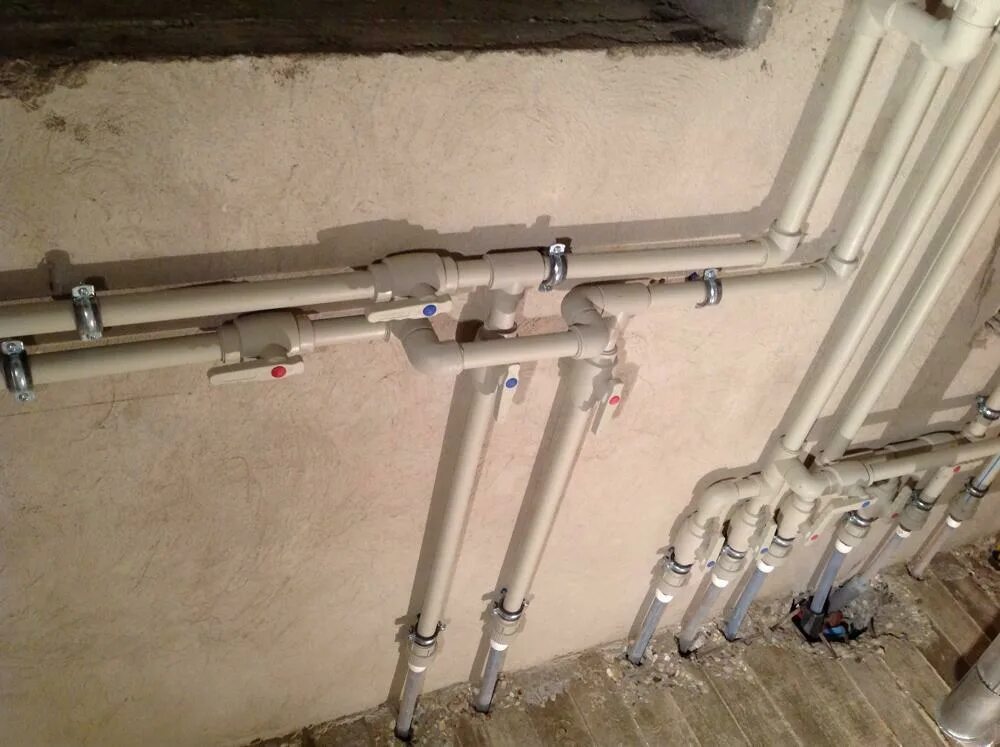 Обвязка котла лемакс полипропилен 32 мм. Котельная из полипропилена в частном доме. Котлы разводка труб дом. Отопление в частном доме из полипропиленовых труб. Отопление в частном доме.