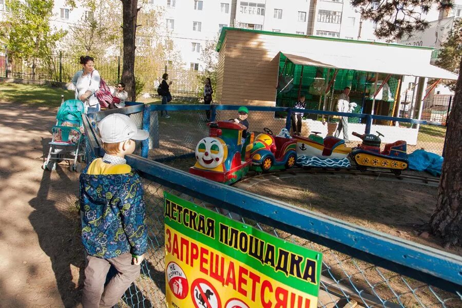 Детская площадка чита. Журавлева 77 чита дворец пионеров. Дворец пионеров чита. Пионерский парк цхинвал. Парк пионеров чита.