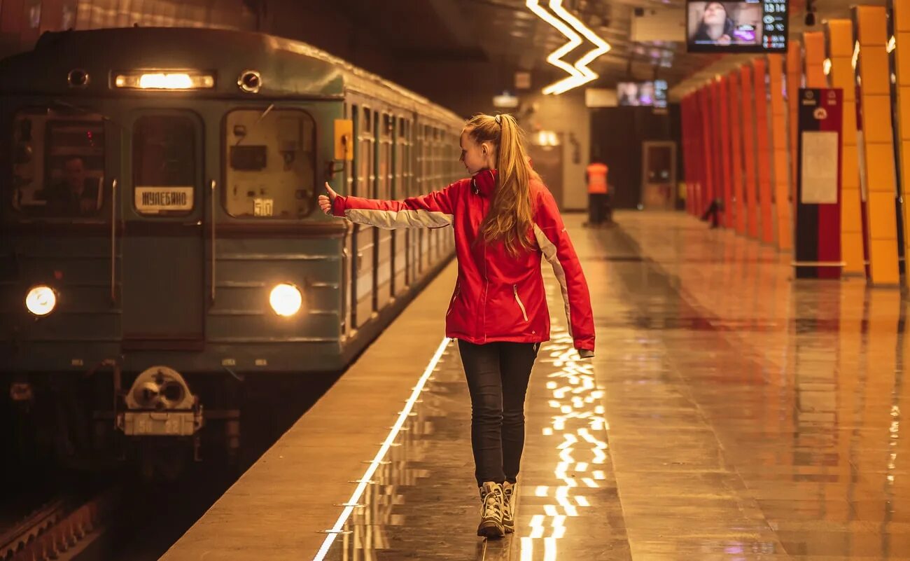 Поставь время на станции. Фотосессия в Московском метро. Девушка на станции метро. Фотосессия в метро девушка. Красивые люди в метро.