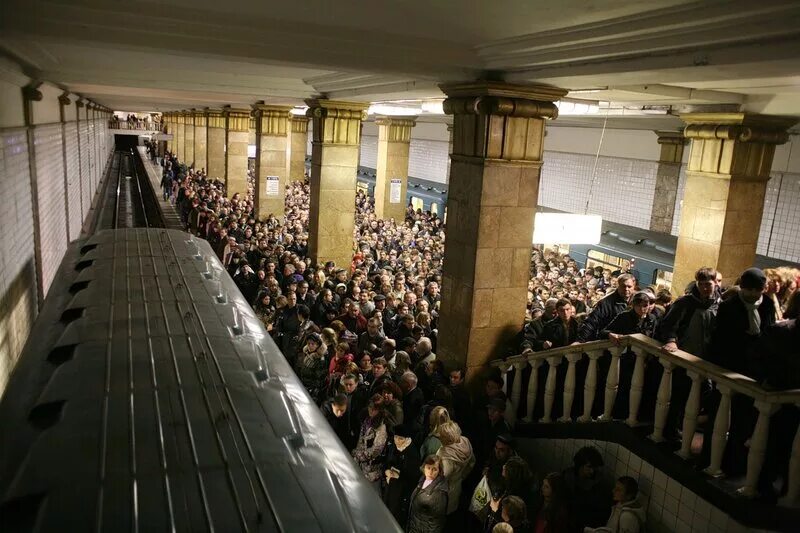 Час пик метро парк культуры. Станция Бауманская в час пик. Час пик в Московском метро. Час пик в метро в Москве.