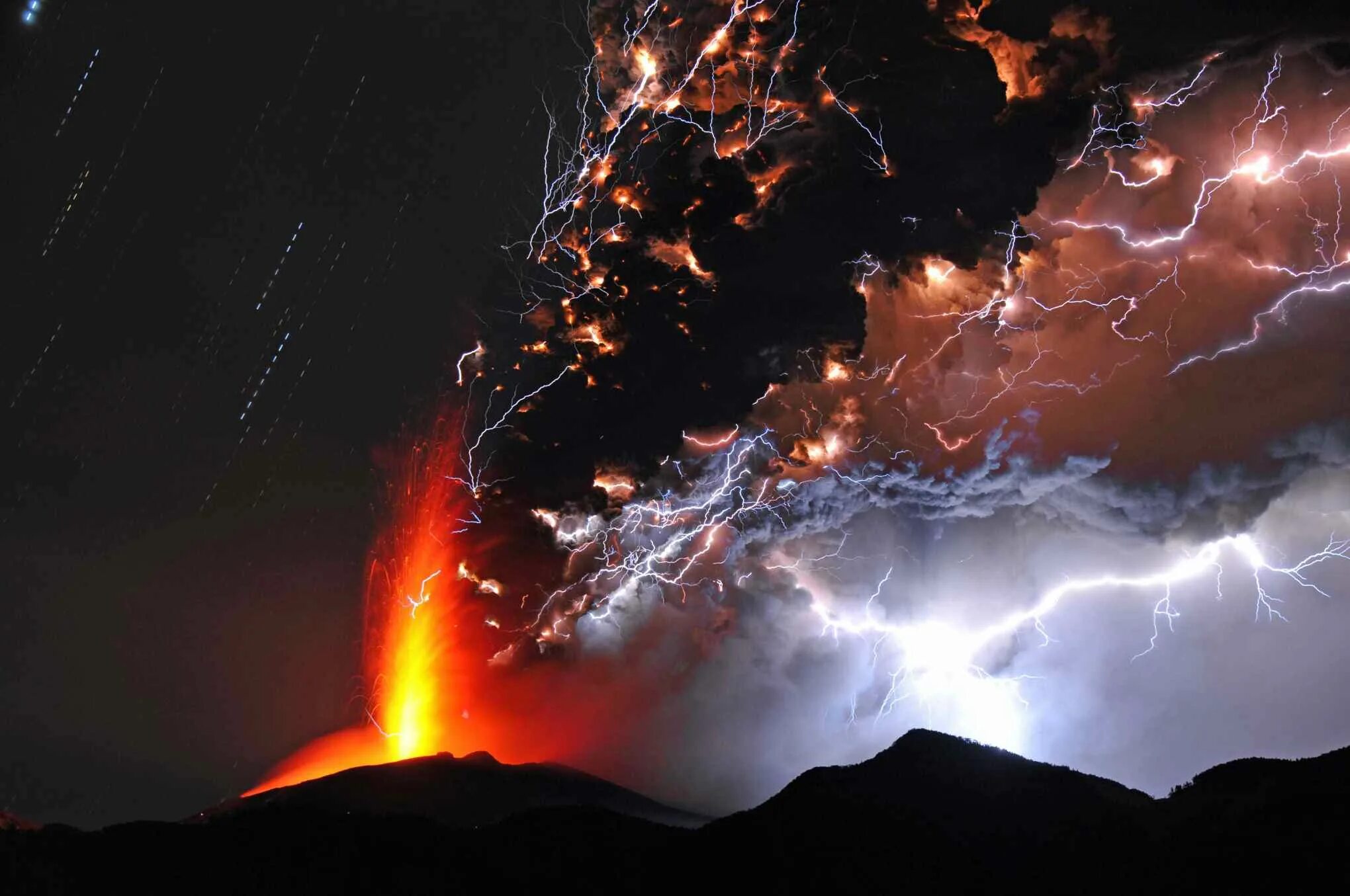 Извержение вулкана какое явление. Грязная гроза вулканическая молния. Вулкан Сакурадзима Япония молния. Вулкан Пуйеуэ Чили. Природные явления извержение вулкана.
