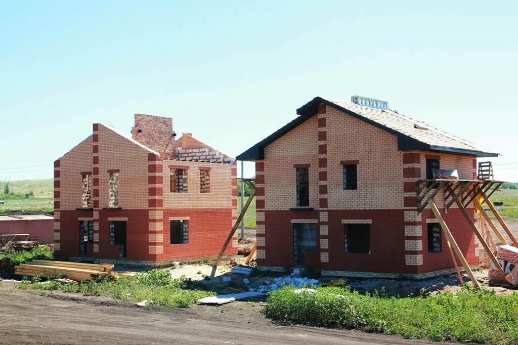 дом баня. коттедж из кирпича. готовый дом баня. коттеджный поселок рижский квартал озеро. кирпичный дом.