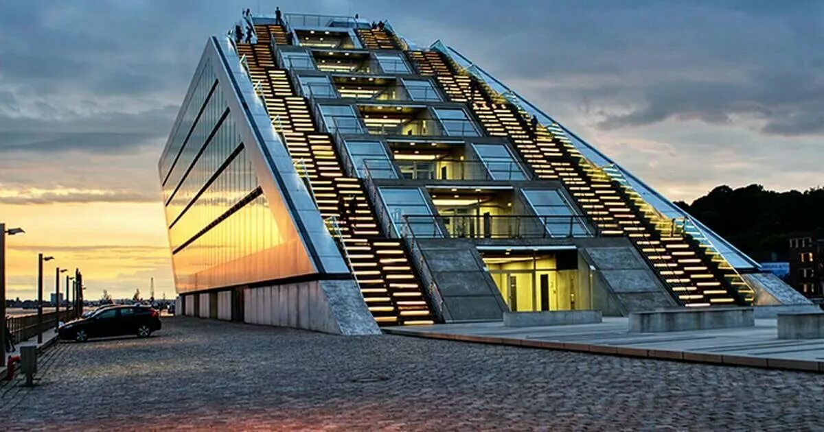 Уникальное строительство. Офисный центр ДОКЛЭНД В Гамбурге. Архитектура Германии 21 век. Новая архитектура Германии. Вини Маас архитектура.