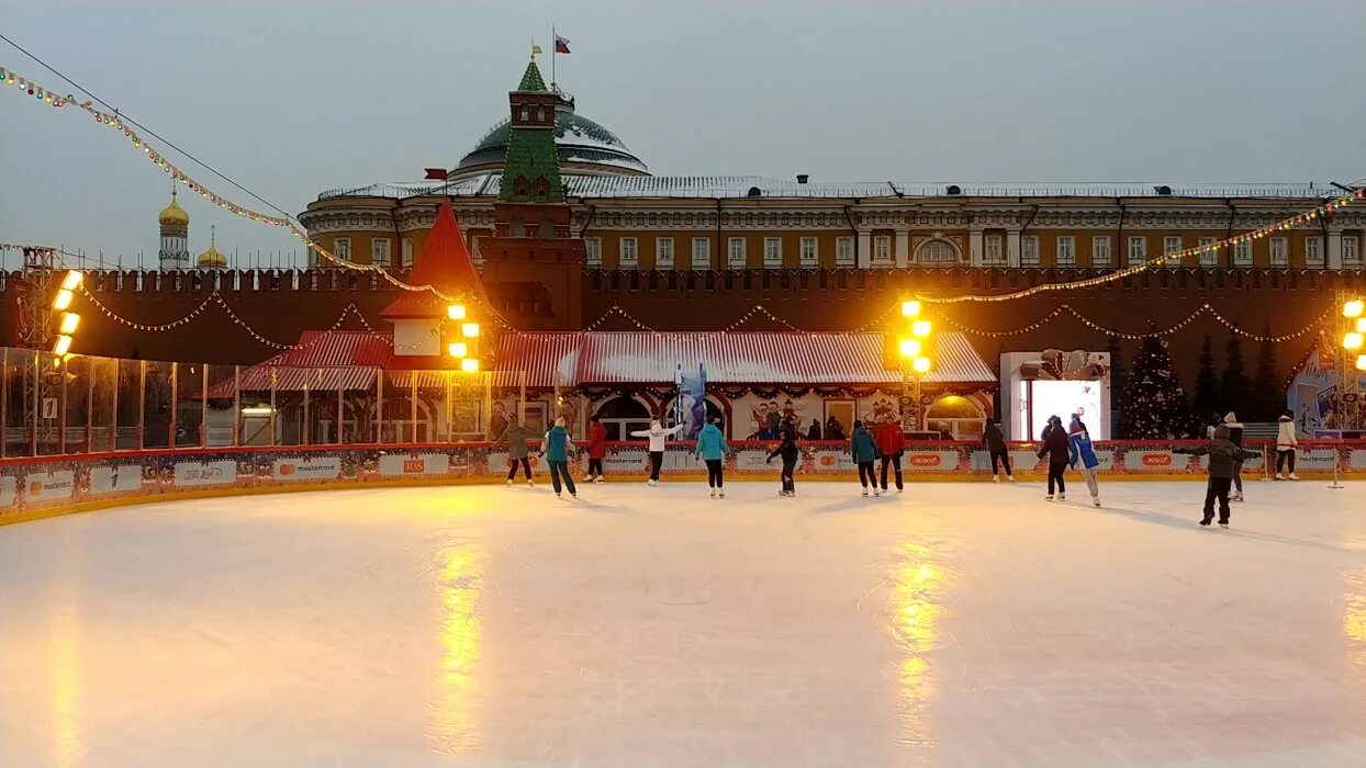 Каток на московской площади кемерово. Юрий Овчинников на ГУМ-катке. Дмитрий Воробьев Москва каток. Сквер Хачатуряна Москва каток. Юрий Овчинников мастер класс на ГУМ катке.