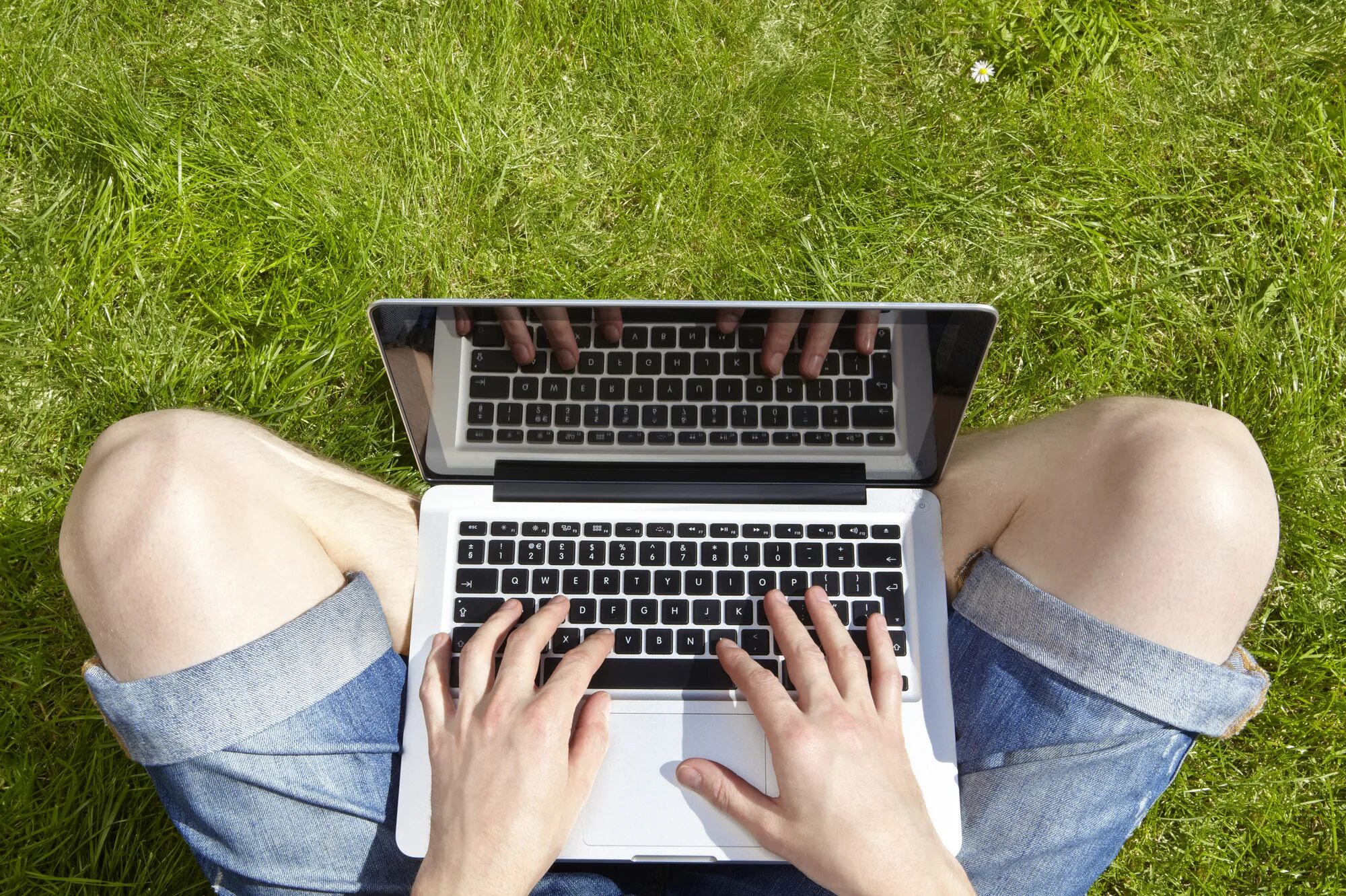 Зарабатывать в интернете подростку дома. Человек за ноутом. Девушка с ноутбуком на природе. Человек за ноутбуком. Компьютер и человек.