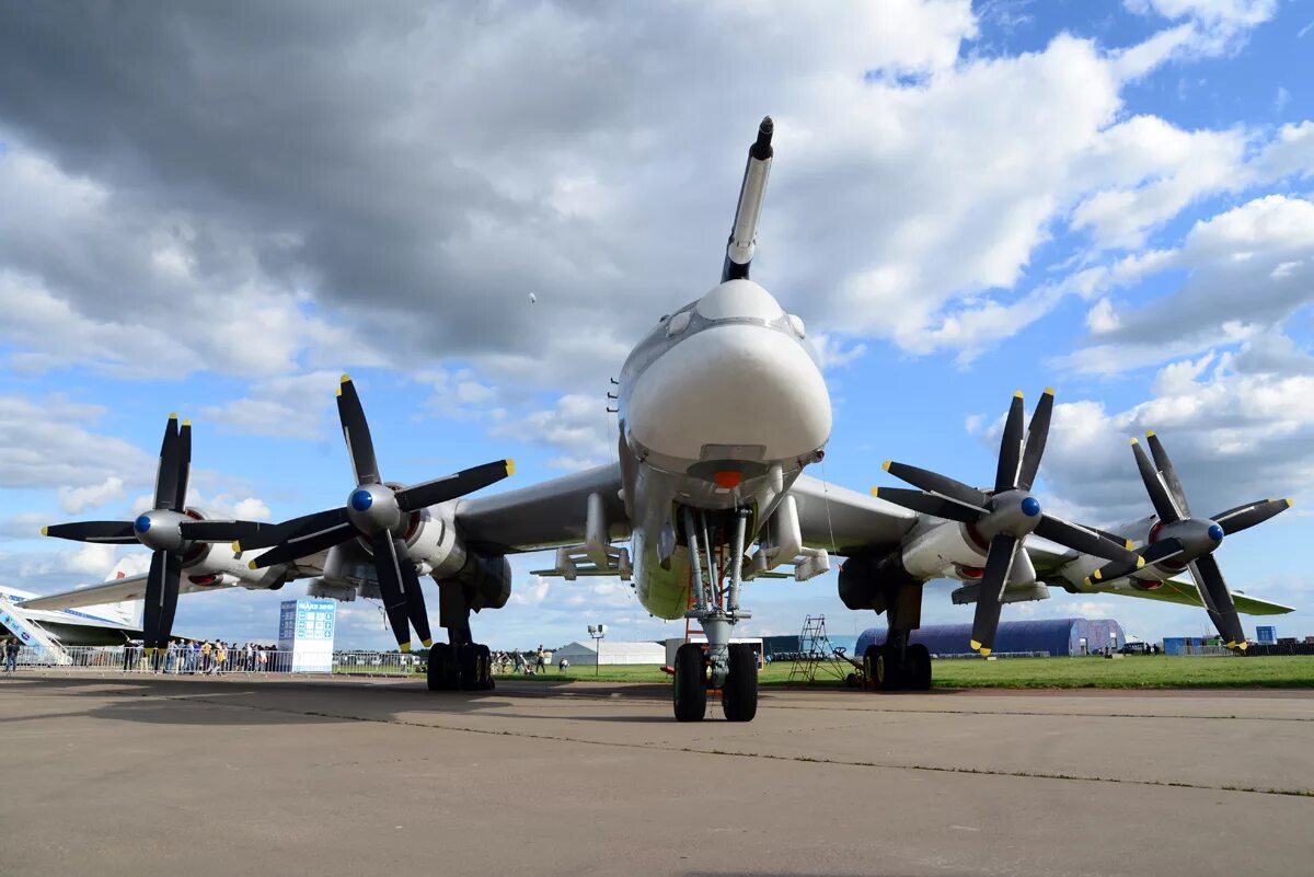 Ту-95мс медведь. Ту-95 мс бомбардировщик. Стратегический турбовинтовой бомбардировщик ту-95мс. Бомбардировщик ту 95мс. Ту-95 мс бомбардировщик.