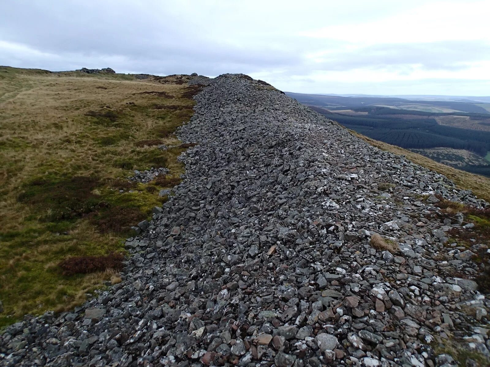 песок галька. курган насыпь. курган древний могильный холм. насыпи из земли или камня. валуны щебень галька песок.