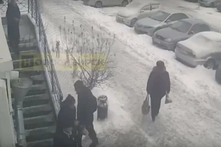 Девушквыпала из окна в новосибирске. Пожар из окна. В новосибирске девушка выпала из окна. 22 летняя девушка выпала из окна новосибирск. 10.
