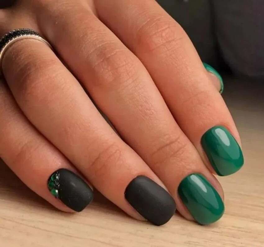Маникюр зеленый с черным 2024 Stiletto False Nails Black Green Gradient 24pcs Purple Shiny Nails White Point G