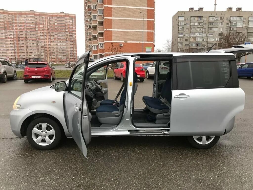 Тойота сиента поколения. Toyota Sienta 2010 правый руль. Тойота Сиента 1 поколение. Тойота Сиента 2013. Тойота Сиента 2003.