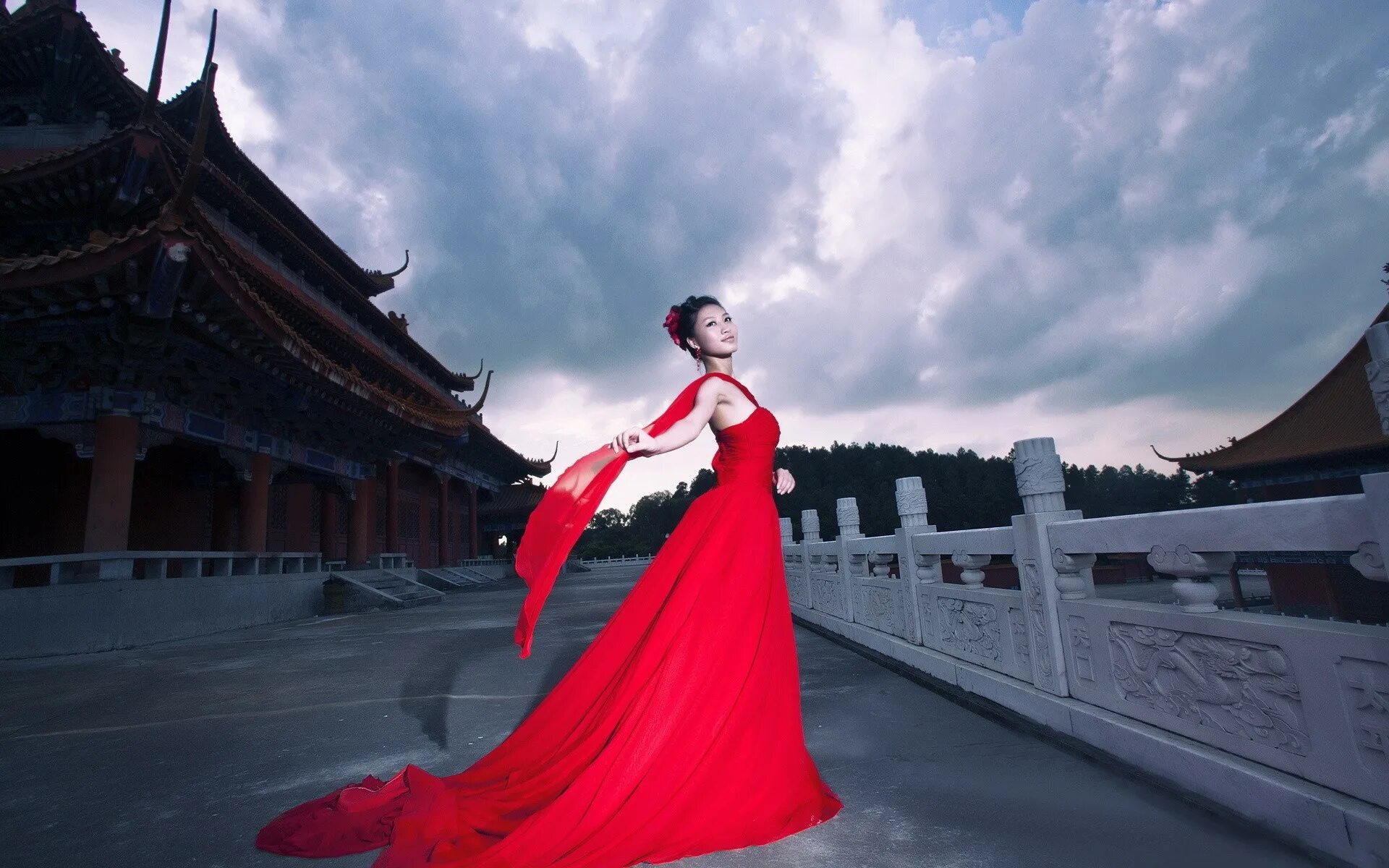 Китай страстно. Китаянка в Красном Ханьфу. Ципао императрицы. Платье в азиатском стиле. Китаянка в Красном платье.