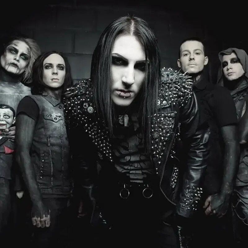 Готы общение. Группа Motionless in White. Группа Motionless in White 2020. Motionless in White Ударник.