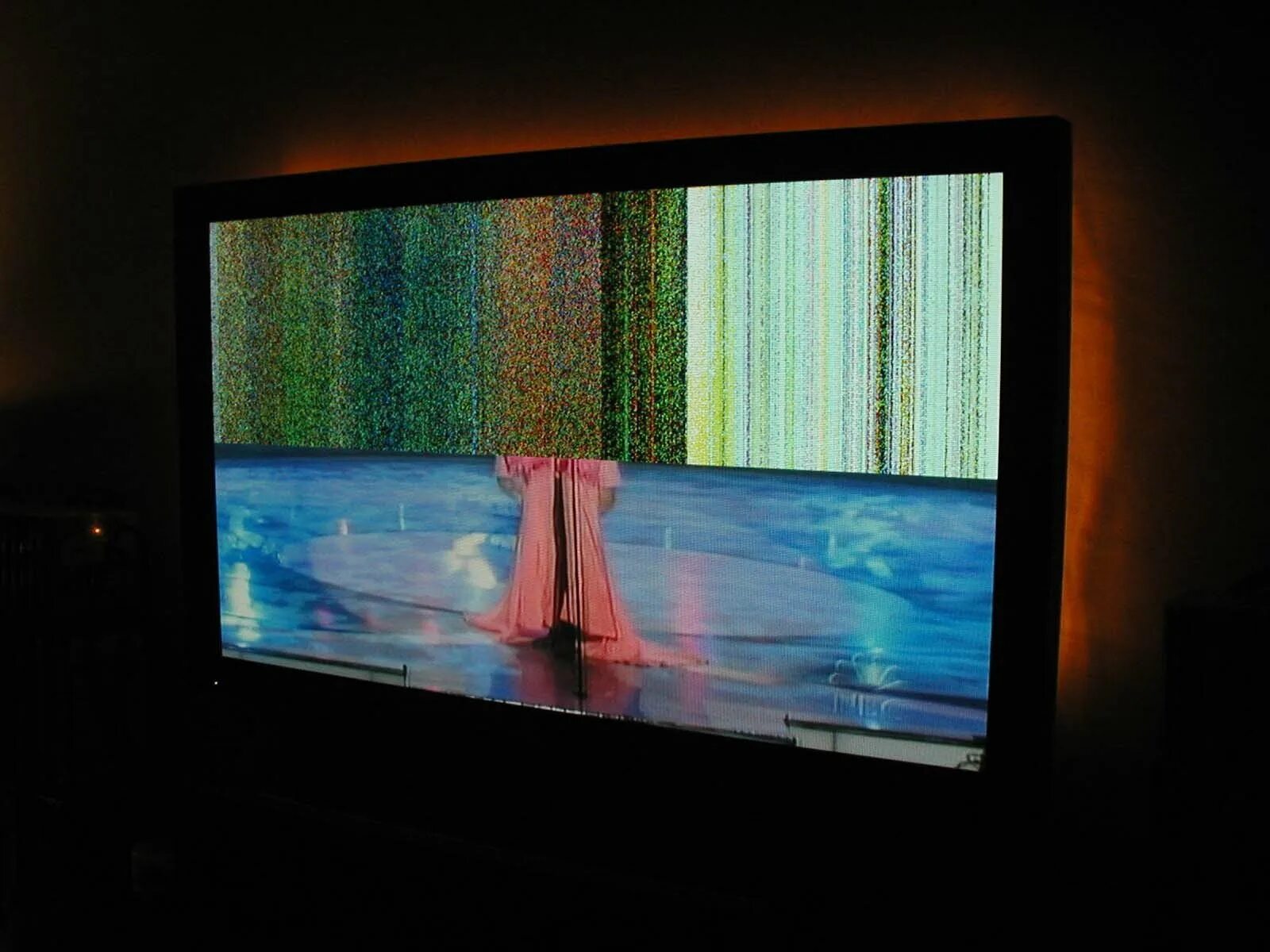 Экрана tv. Радужный экран телевизора. Плазма телевизор. Цветная пленка на экран телевизора. Телевизионные монитор плазменный.