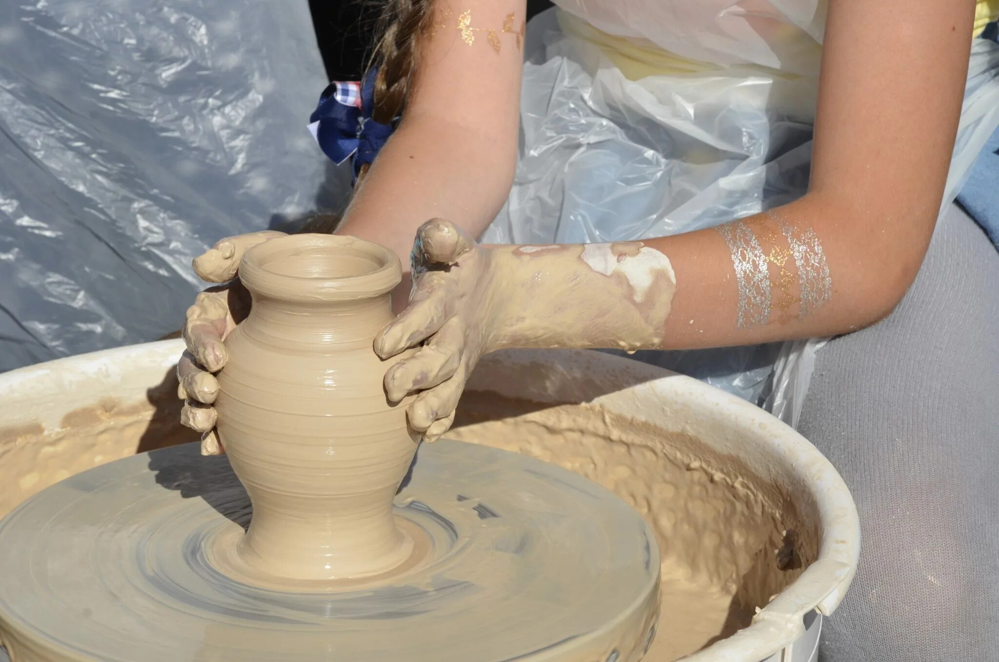 Гончарная мастерская вднх. Реклама гончарного ремесла. Название для гончарной мастерской. Вднх керамическая мастерская. Гончарная мастерская вднх.