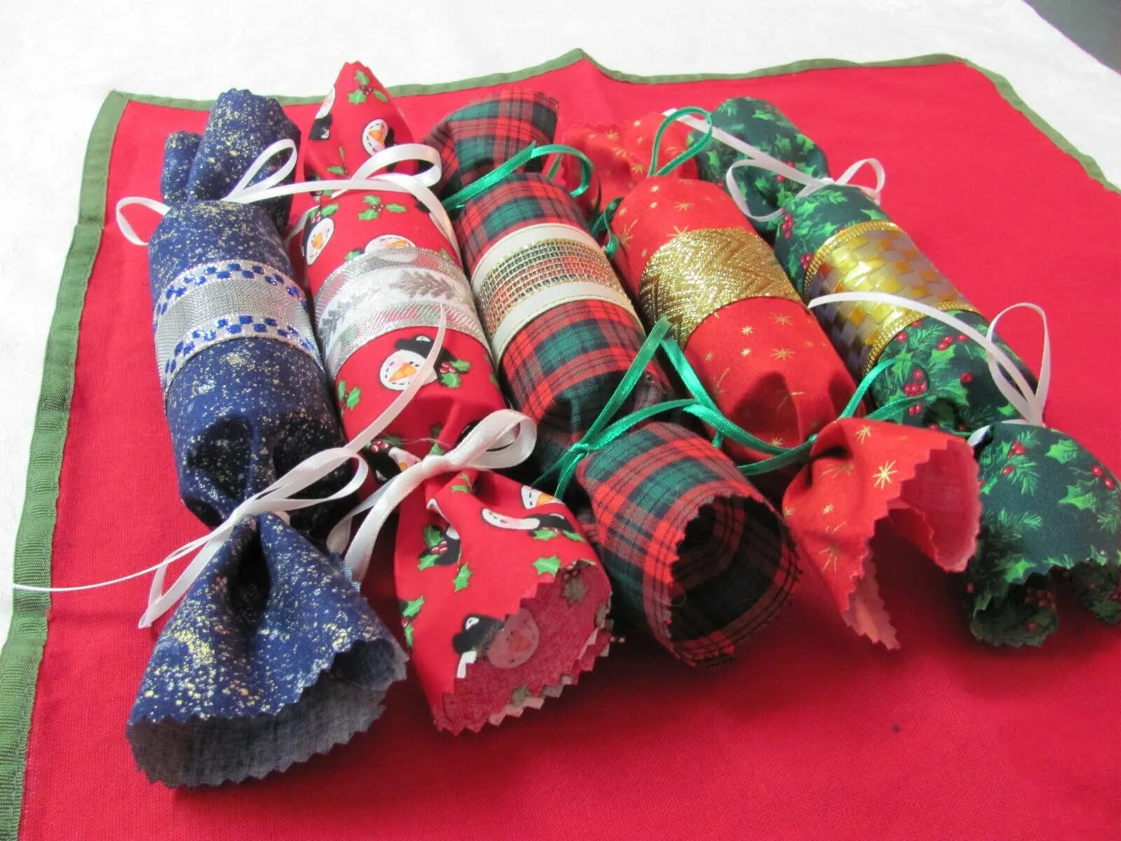 Подарок в виде конфеты. Как сделать мягкую конфету. Игрушка с конфетами. Конфеты коровка. Сладости из ткани.