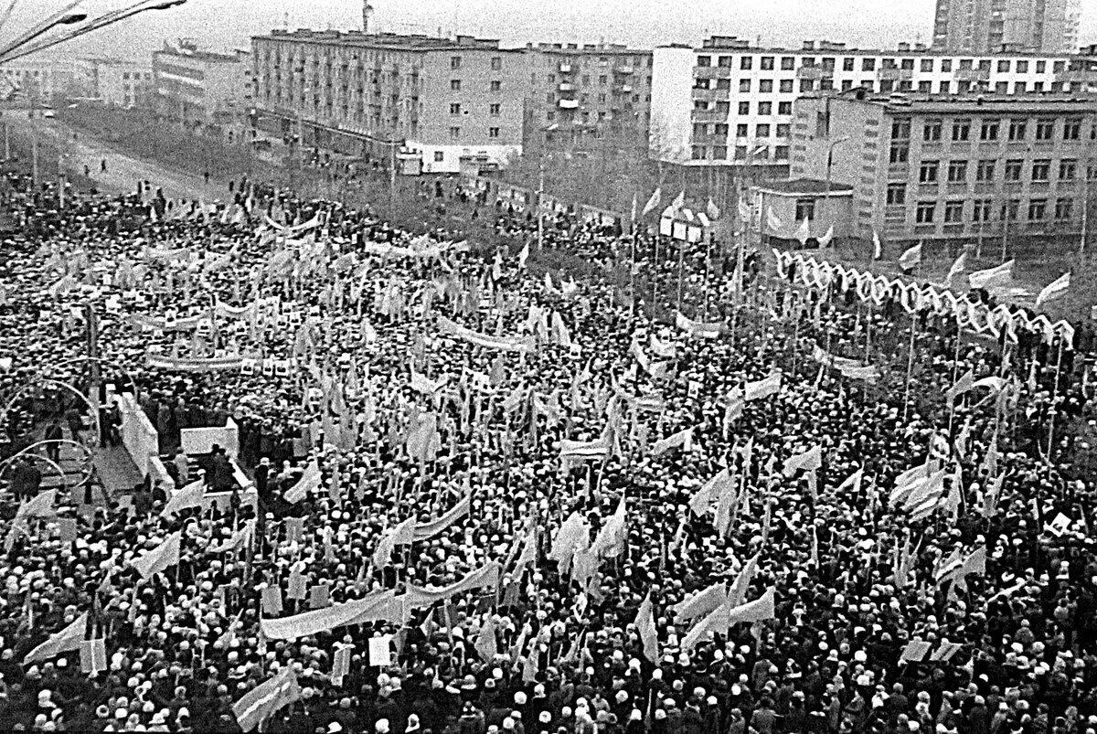 Набережные Челны Брежнев. 1982 - Город Набережные Челны переименован в Брежнев.. Переименование Брежнев в Набережные Челны. Набережные Челны переименование города в 1982. Брежнев строительство