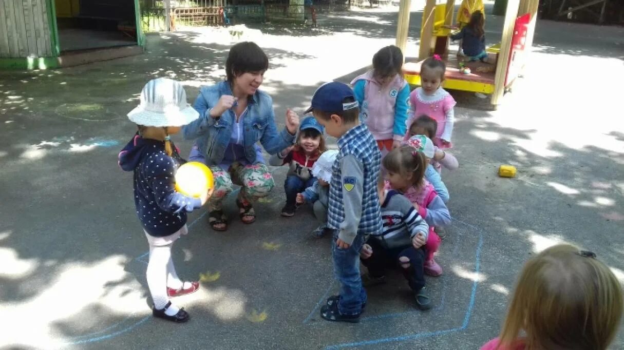 Прогулка днем в младшей группе. Игры на улице для младшей группы. игры на улице воспитатель с детьми. игры на прогулке в младшей группе. игры на прогулке вторая младшая.
