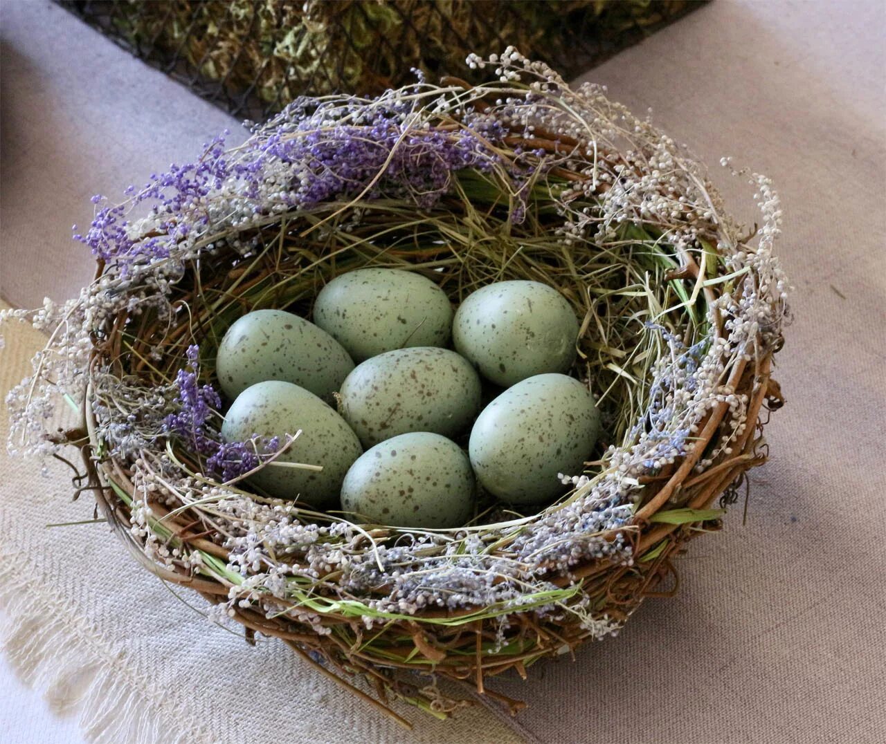 Гнездо из прутьев. Пасхальные яйца в гнезде. Гнездо на пасху. Яйца пасхальные декоративные. Поделка гнездо.