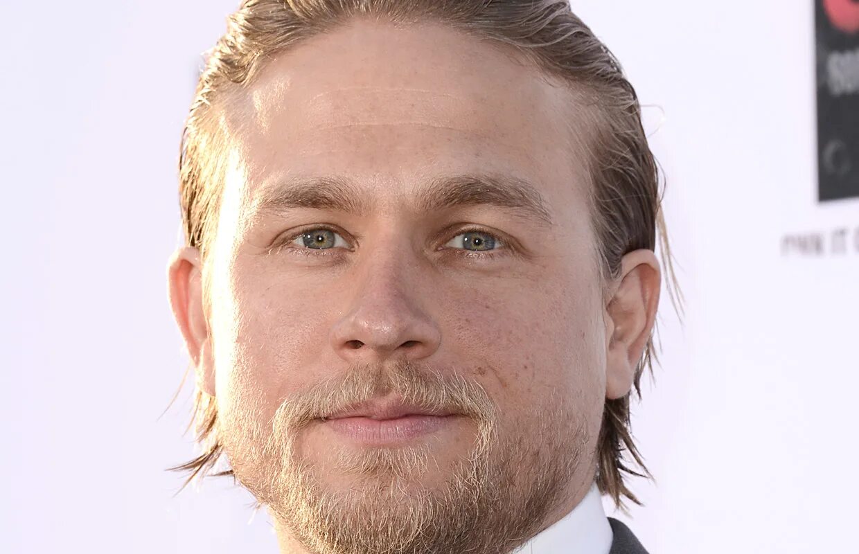 Charlie hunnam. Чарли Ханнэм. Чарли Ханнэм фото. Чарли Ханнэм анфас.