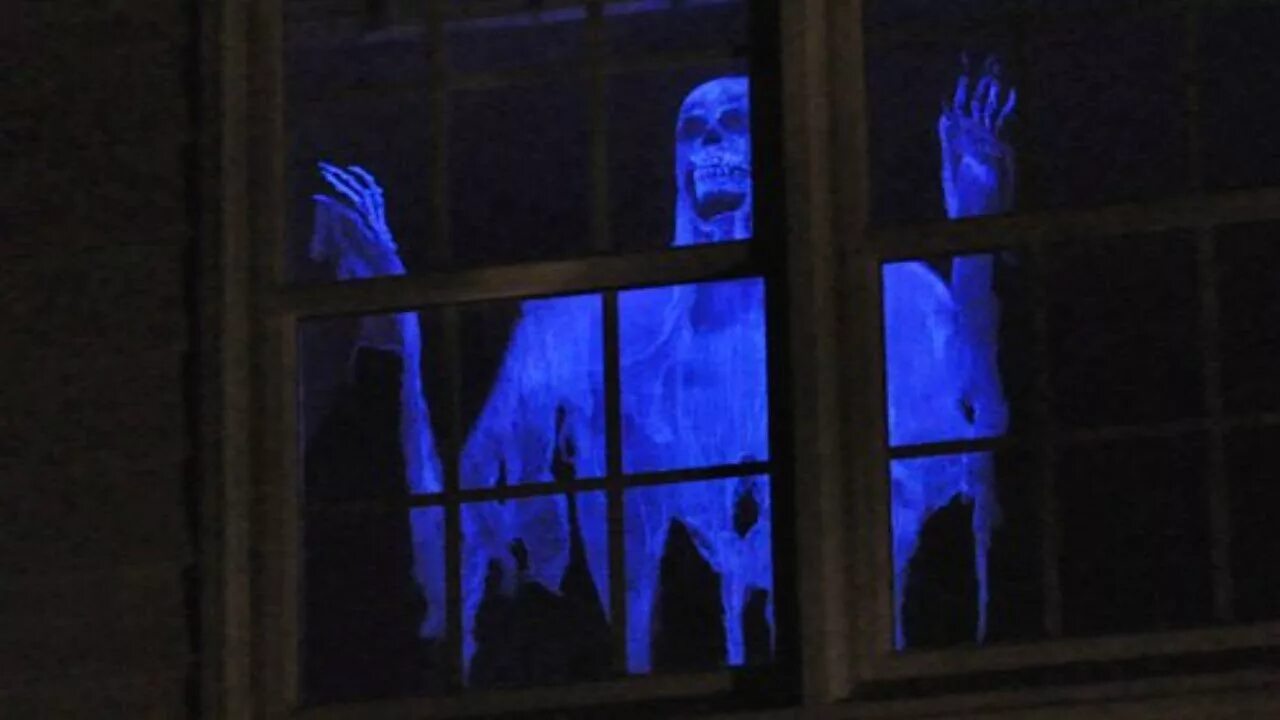 Страшный призрак в окне. Почему стучат в окно