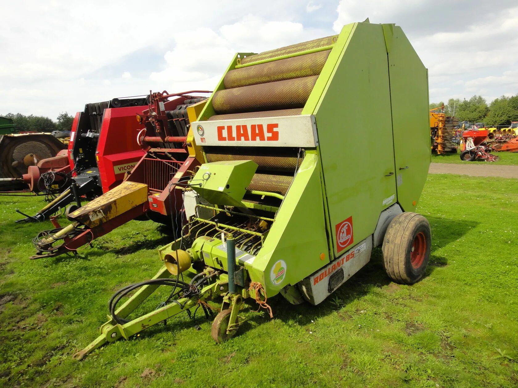 Куплю подборщик сена бу. Пресс-подборщик CLAAS Rollant 354. CLAAS 1080 пресс подборщик. Пресс-подборщик рулонный Challenger rb452. Пресс подборщик Челленджер RB 452.