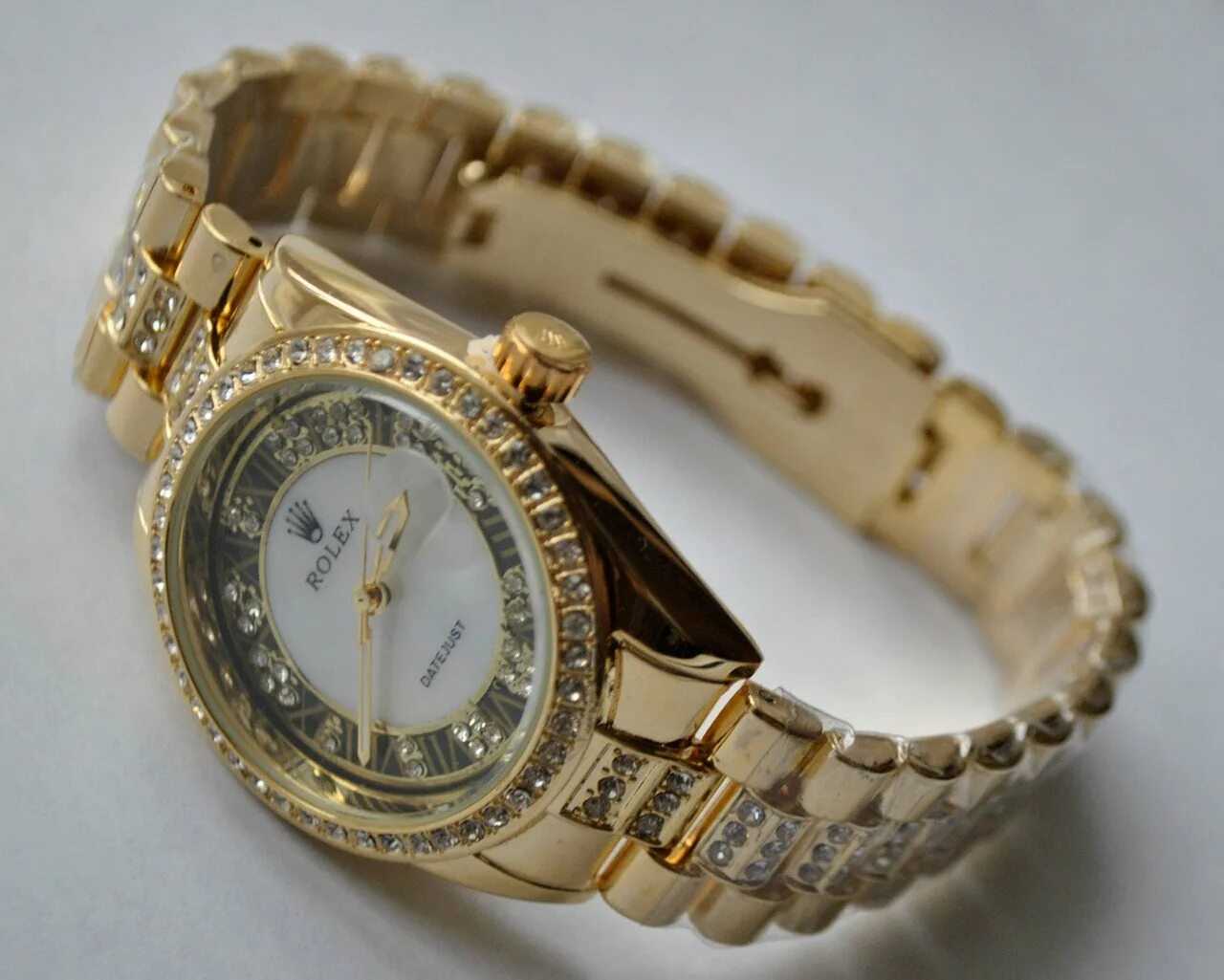 Купить ролекс оригинал женские. Ролекс Geneva женские. Rolex Geneve. Часы Geneva женские золотые с бриллиантами. Часы ролекс золотые.