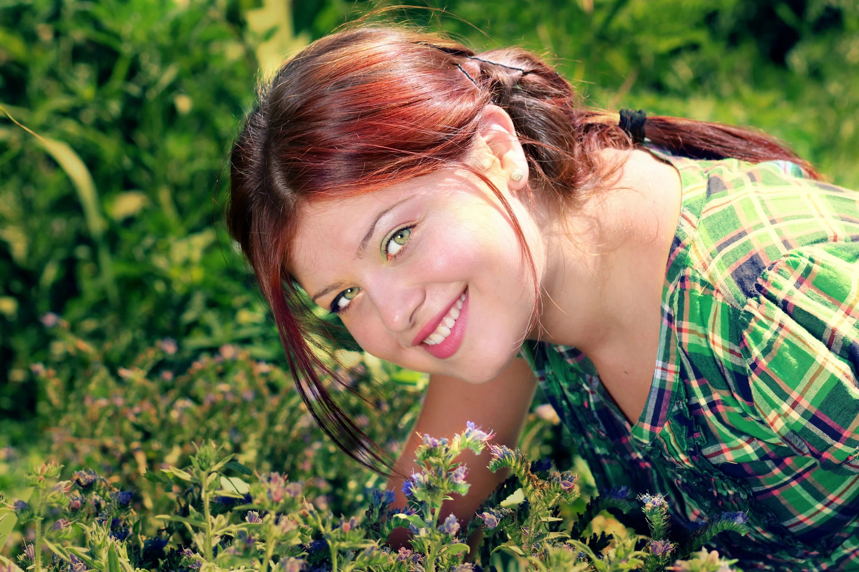 Зеленоглазые девушки. Зелёные глаза у девушек. Красивые зеленоглазые девушки. Рыжая девушка улыбается.