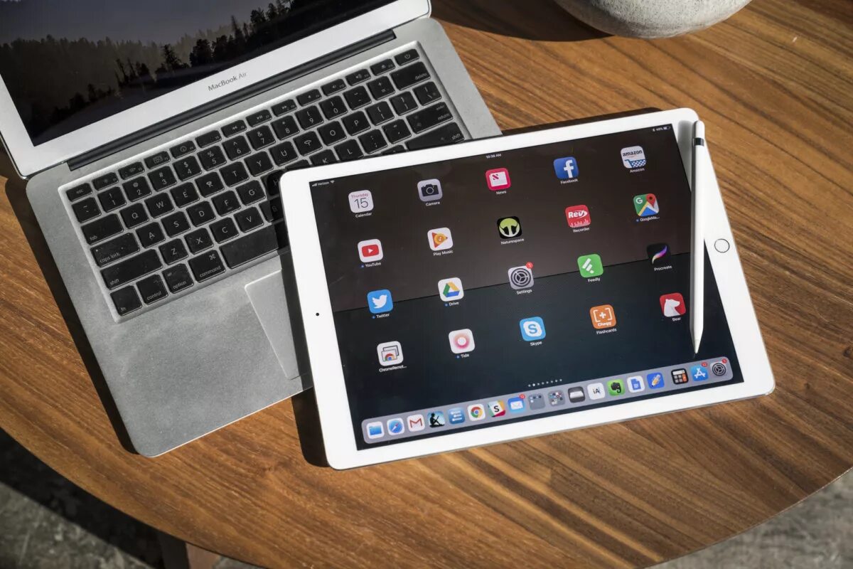 Через ipad. Ipad pro и macbook. макбук про 2011 и айпад 2. айпад и макбук 2 в 1. планшет mac.