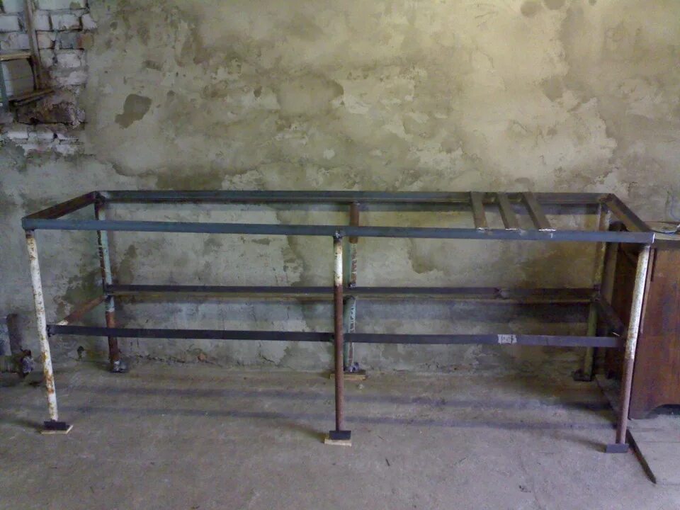 Верстак из трубы. Верстак из профильной трубы 80х40. Верстак сварочный из профильной трубы 40x20. Верстак из профильной трубы 40х40. Верстак из трубы.