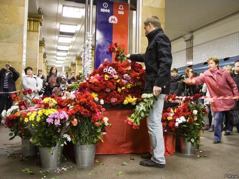 День траура в москве крокус. Теракт парк культуры 2010. Взрывы в Московском метрополитене Лубянка и парк культуры. Теракт в Московском метро 2010 парк культуры.