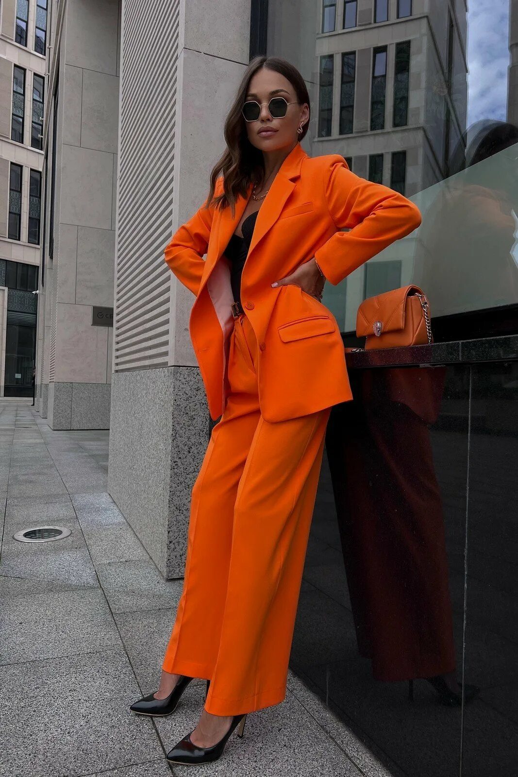 Оранжевый брючный костюм. Костюм империал женский. Max mara костюм женский. Оранжевый деловой костюм женский. Светло оранжевый брючный костюм женский.