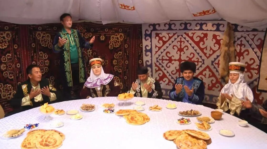 Kazakh traditions. Казахский дастархан традиция казахского народа. Традиция Ерулик у казахов. Традиции казахского народа гостеприимство. Народ казахи традиции.