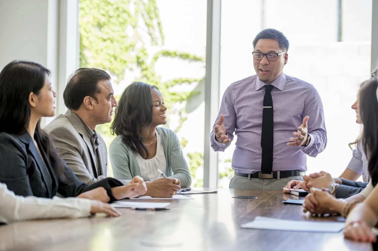 Корпоративный имидж моушн. Офис с сотрудниками. In charge of. Профессиональная радость. In charge team.