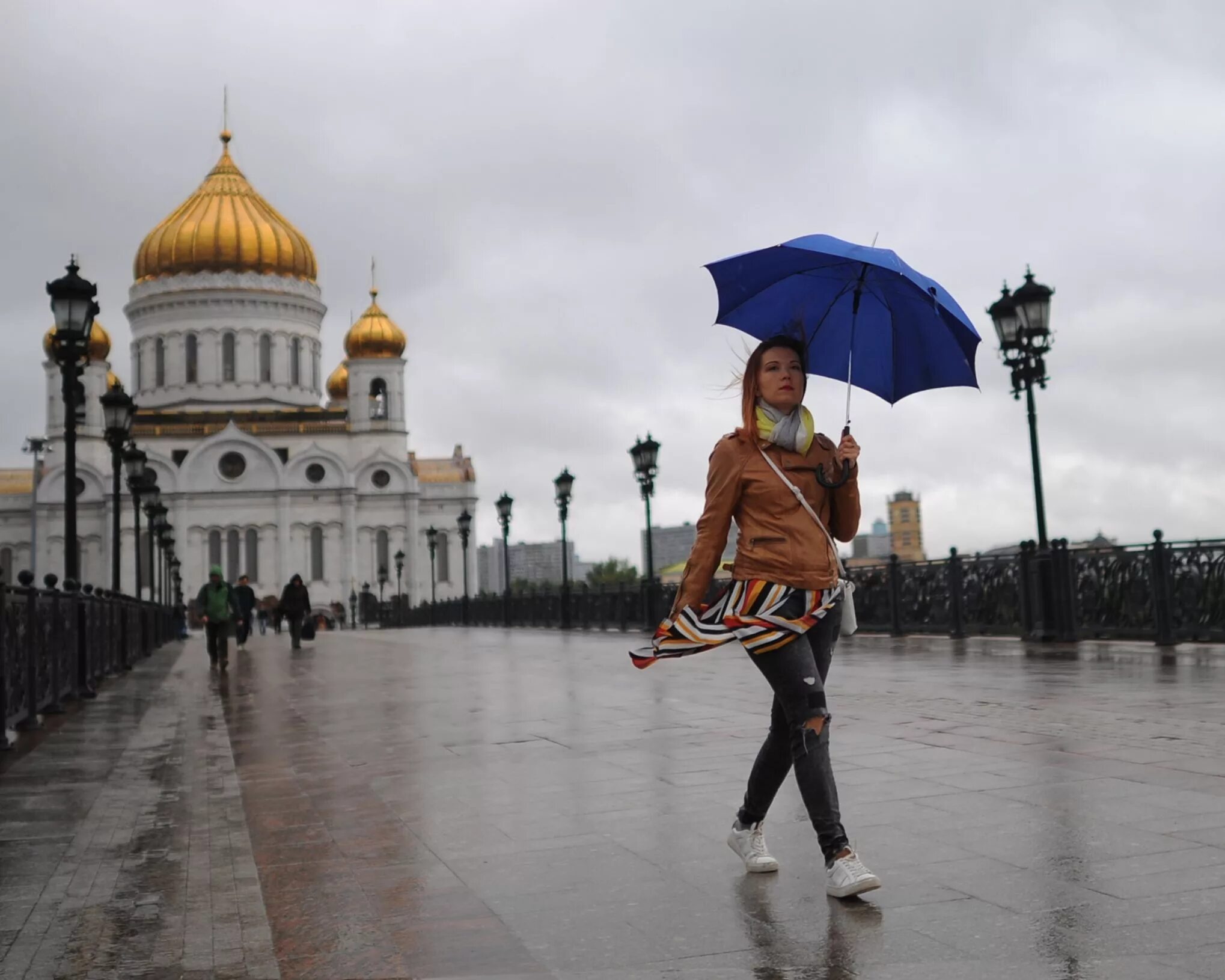 Погода в москве конец апреля начало мая. Дождь в Москве. Москва в дождливую погоду. Дождик в Москве. Апрель в Москве.