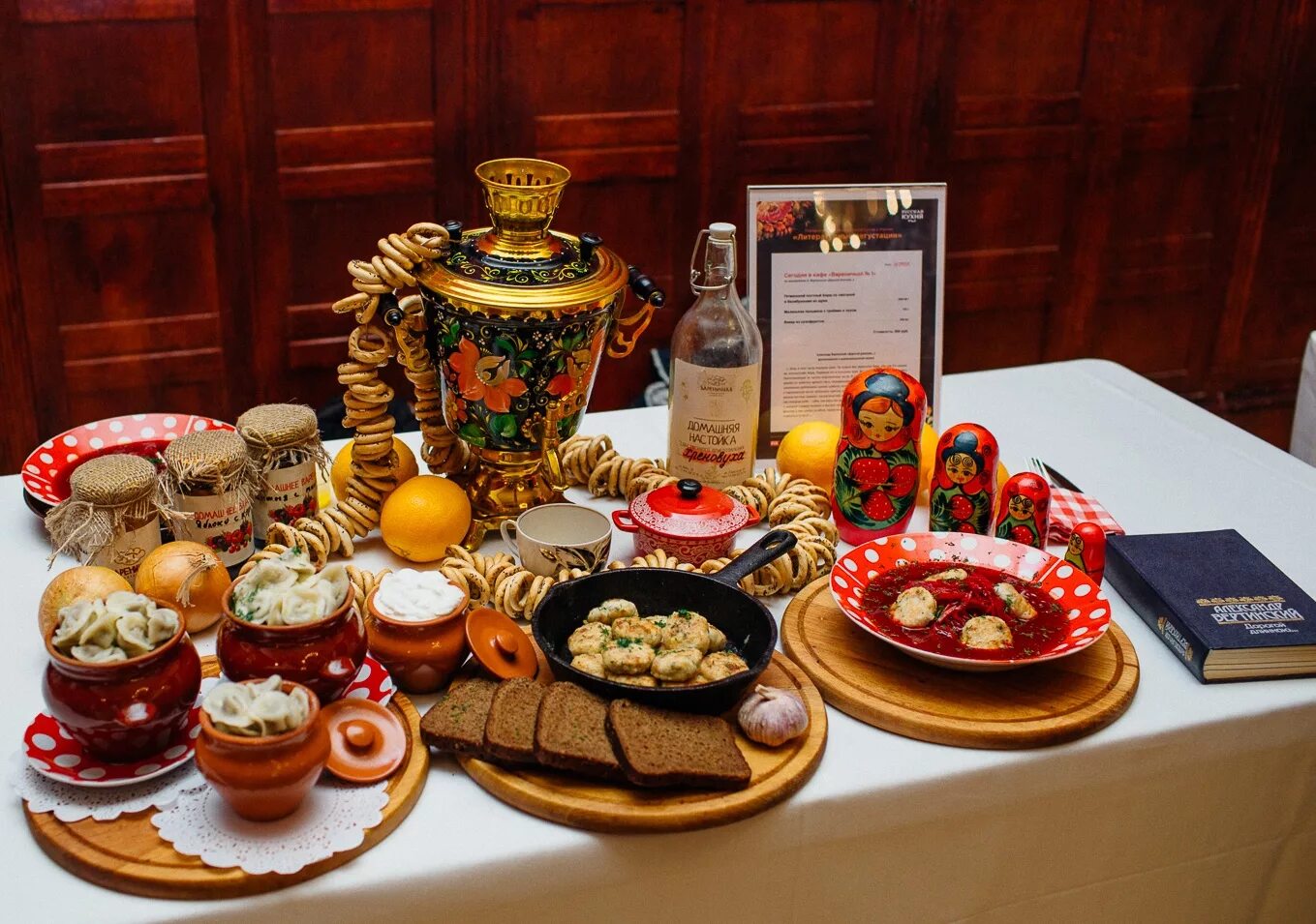 украинская кухня. стол с блюдами русской кухни. рестораннырусской кухни. традиционный русский стол. русская кухня.