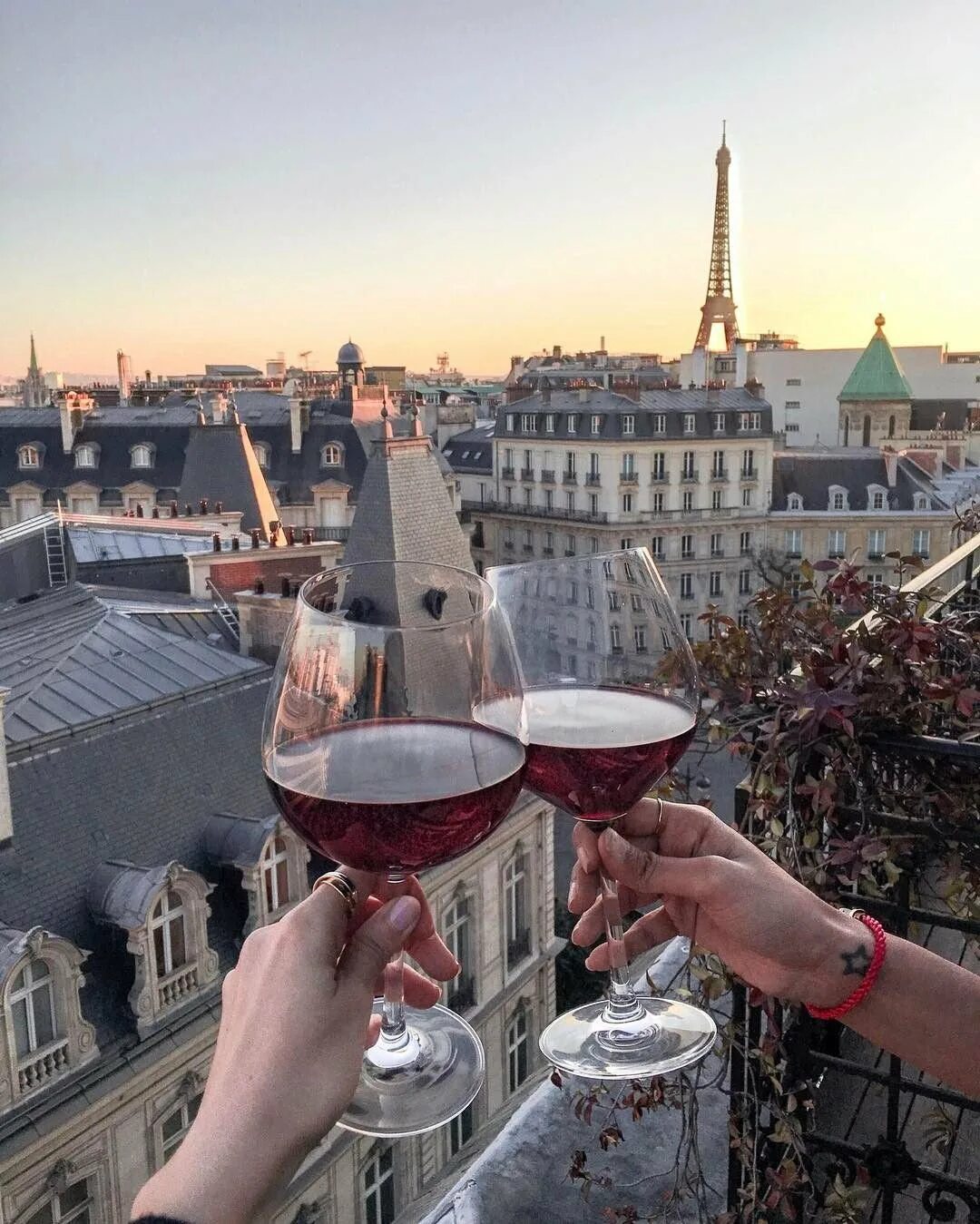 Жизнь французов. Вино Франция. Бокал вина Париж. Французы Эстетика. Вино на крыше.